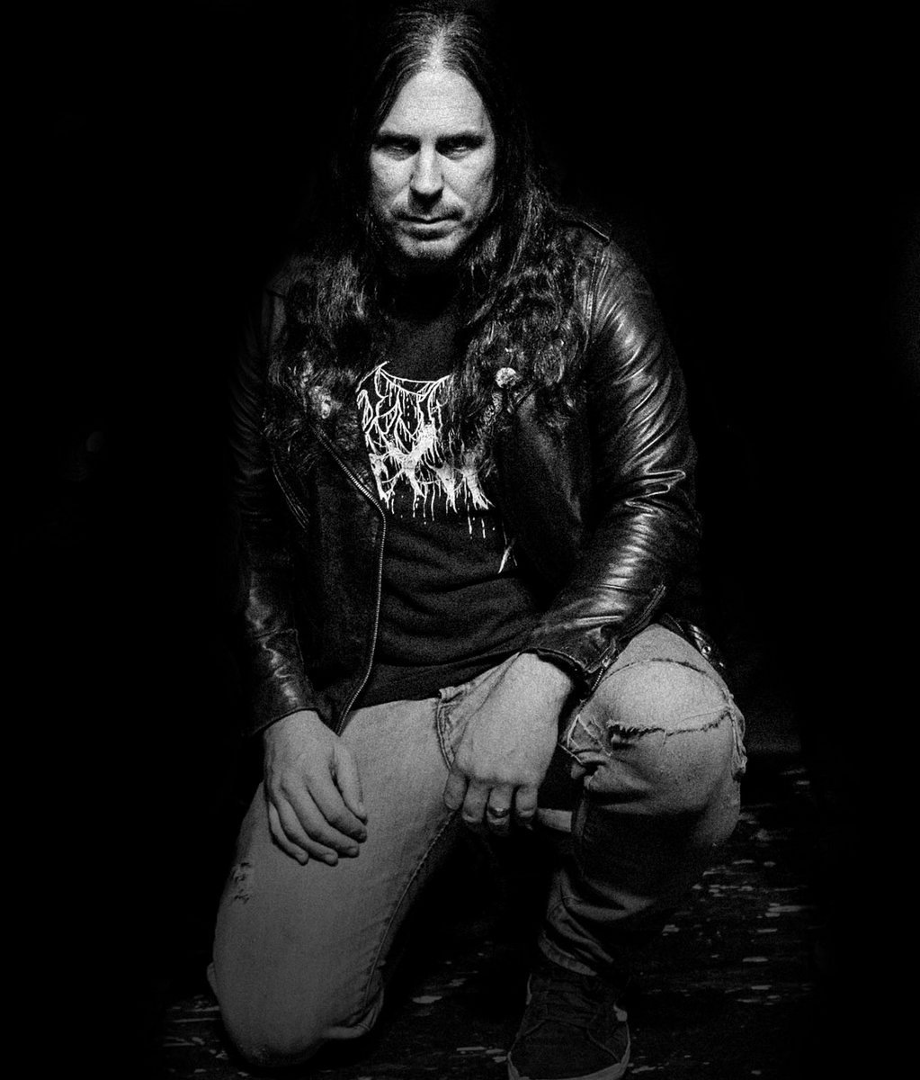 Основал группу Exhumed в 1990 году в возрасте 15 лет. Вместе с барабанщиком Колом Джонсом, басистом Питером Россмэном и гитаристом Рокки Торресилласом.