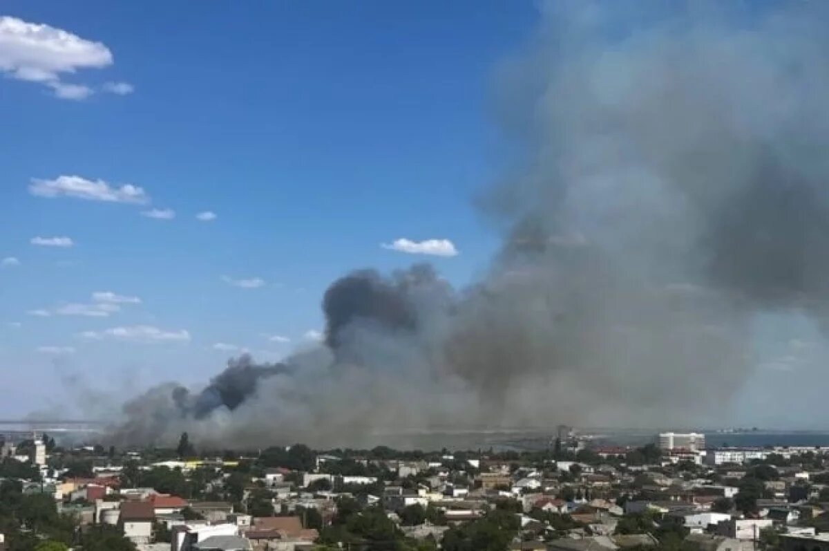    Над Евпаторией поднялся дым, пожарные приехали к месту возгорания