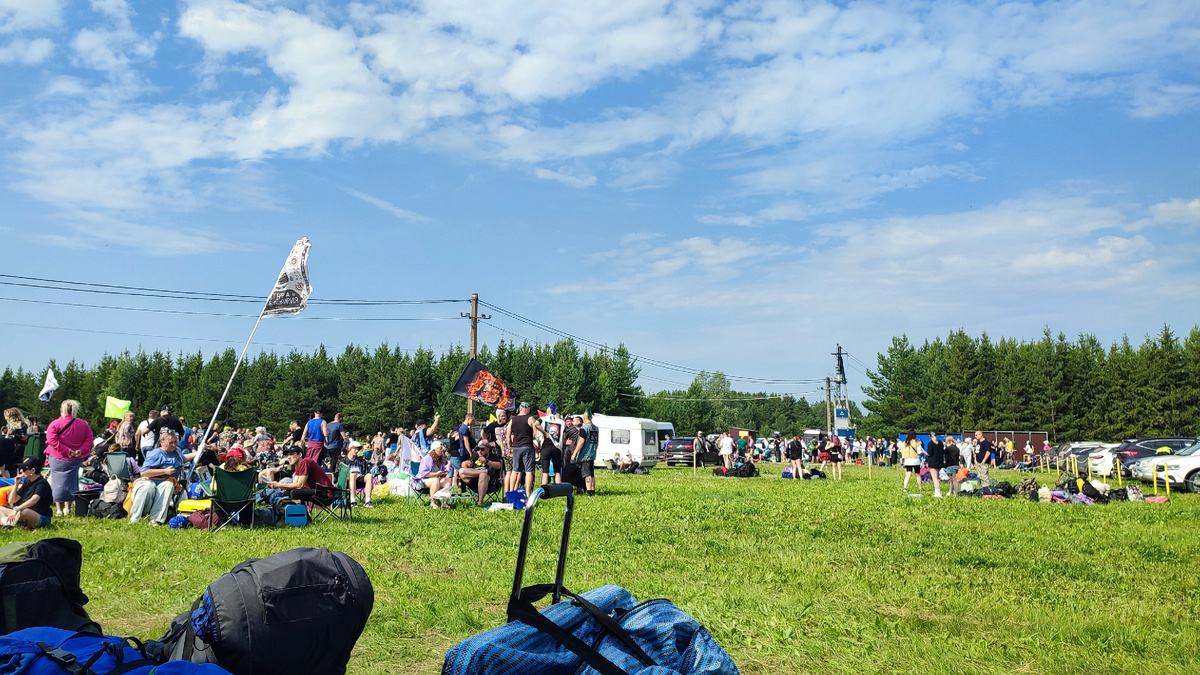Скопление людей перед входом