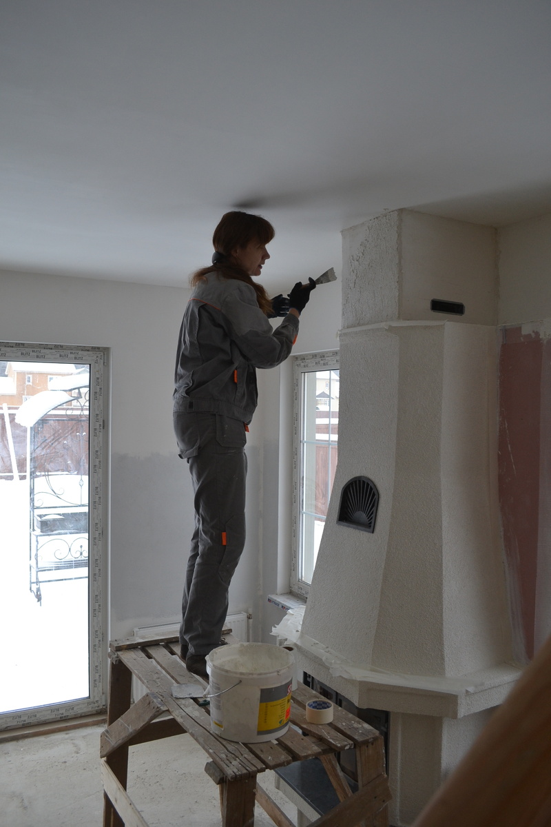 ...штукатурю стены (тут особенно хорошо видно, что штукатурка фактурная)...