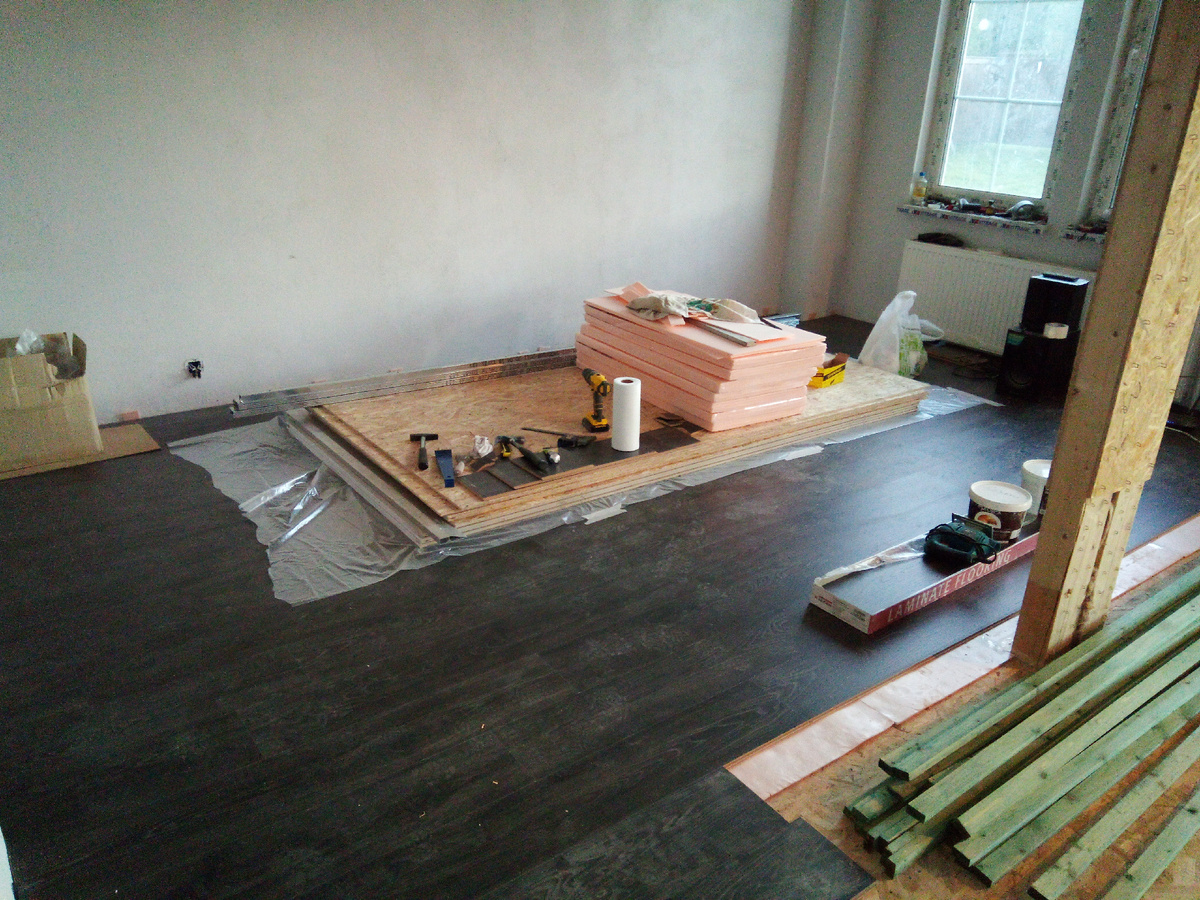 "Седой" пол на первом этаже, как выяснилось, неплохо маскирует царапины от собачьих когтей и осыпающуюся шерсть