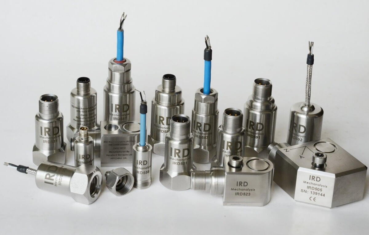 Акселерометры преобразуют механические колебания в электрический сигнал, пропорциональный виброускорению