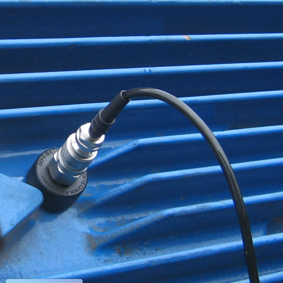 CLD-акселерометр от компании PRÜFTECHNIK, Германия. Акселерометр установлен на магнитном основании на поверхность электродвигателя. 