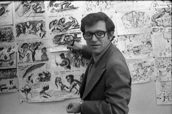 Режиссер Александр Митта с эскизами художника к фильму «Экипаж».