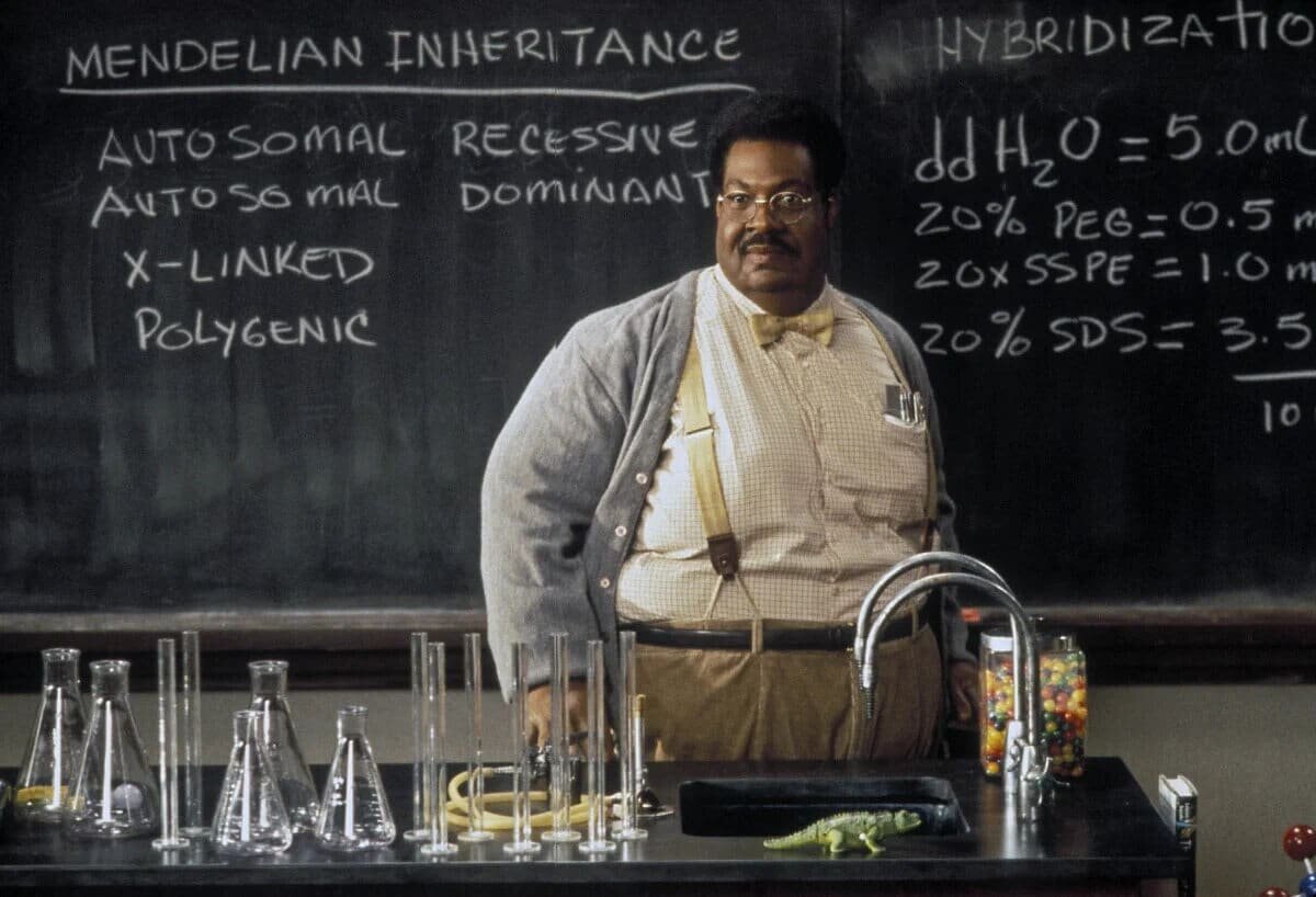    Чаще всего с сексуальными проблемами сталкиваются люди с лишним весом. По данным исследования 2018 года, 33 процента женщин и четверть мужчин, которые готовились к операциям из-за ожирения, сообщили о существенном снижении сексуальной активности. Кадр из фильма «Чокнутый профессор» / © film.ru