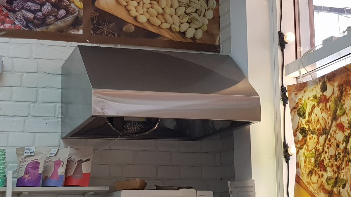 Вытяжка важный элемент кухни её стоит сразу же планировать в проекте.