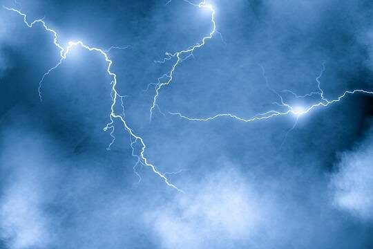    Отдыхающие на пляже в Тульской области смогли спастись от удара молнии благодаря одному предмету