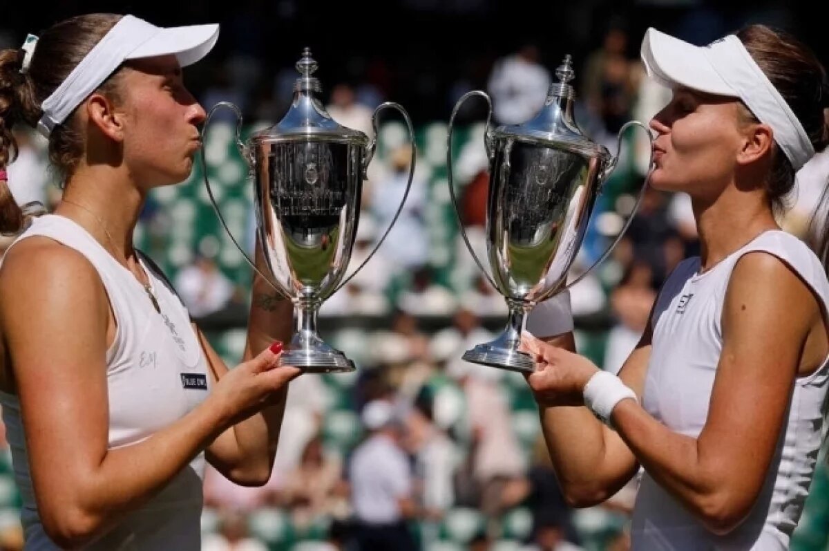   В напряженном трехсетовом финале дуэт переиграл тайваньско-латвийскую пару Се Шувэй/Остапенко со счетом 3:6, 6:2, 6:4.