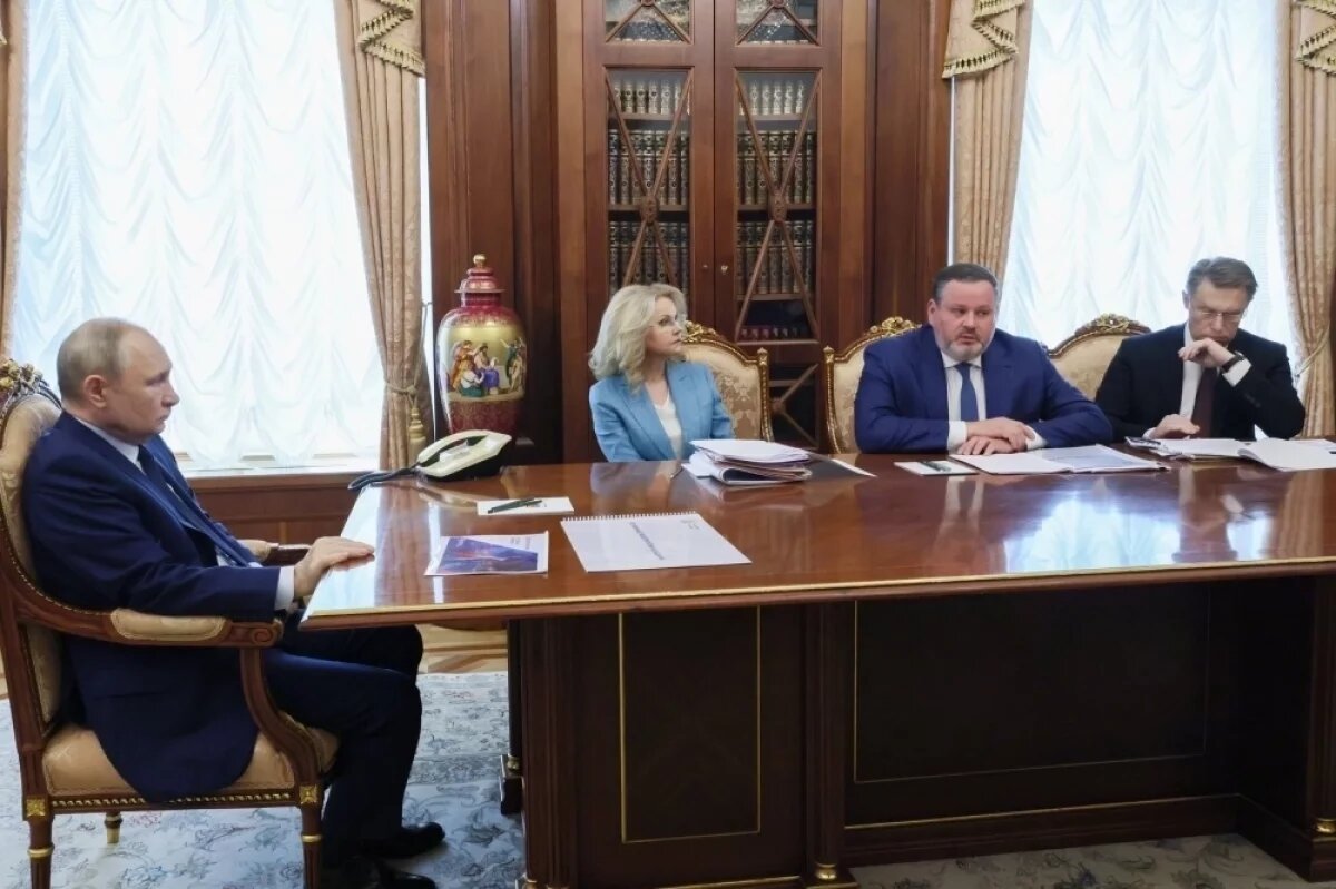    Открывая совещание, президент попросил доложить о том, как прошел Год семьи.