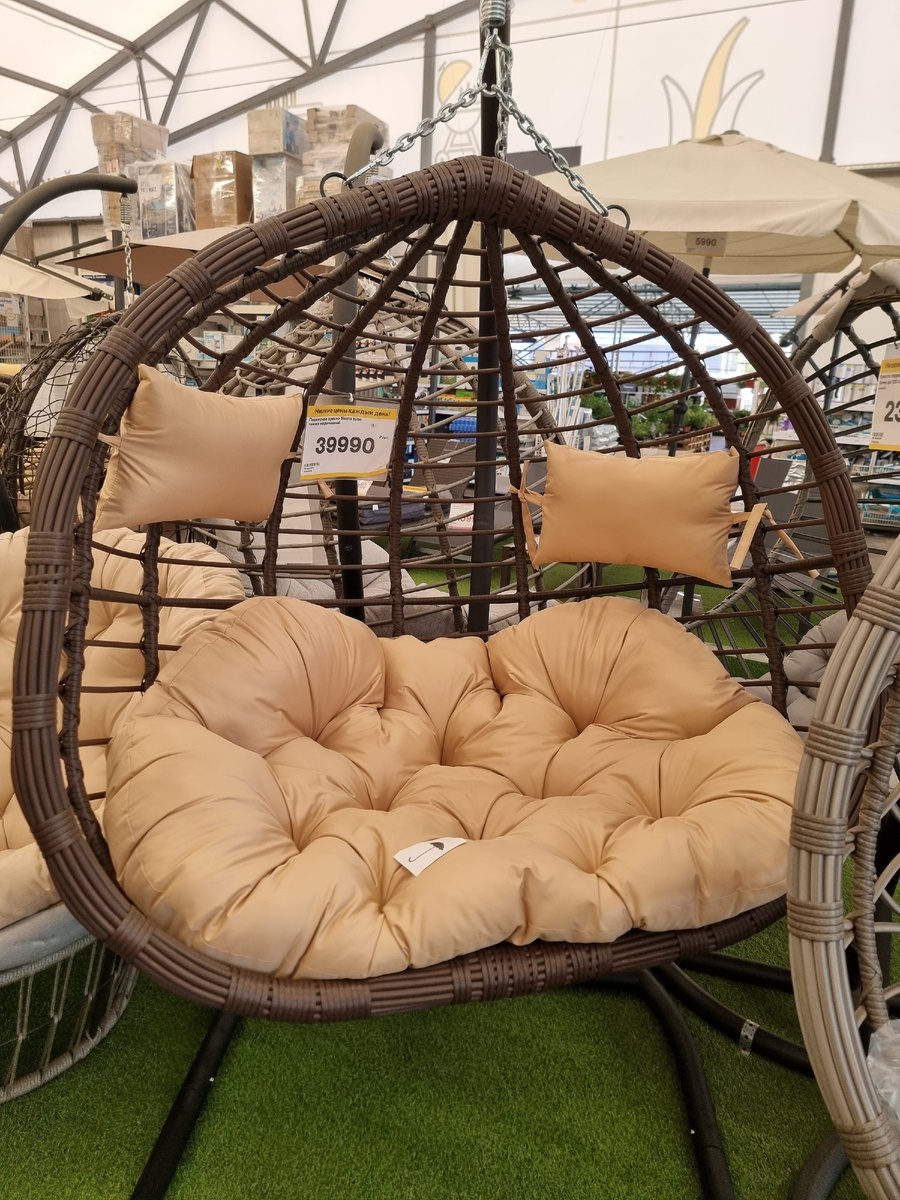 Подвесные кресла в Лемана Про (бывший Леруа Мерлен). Фото автора статьи.