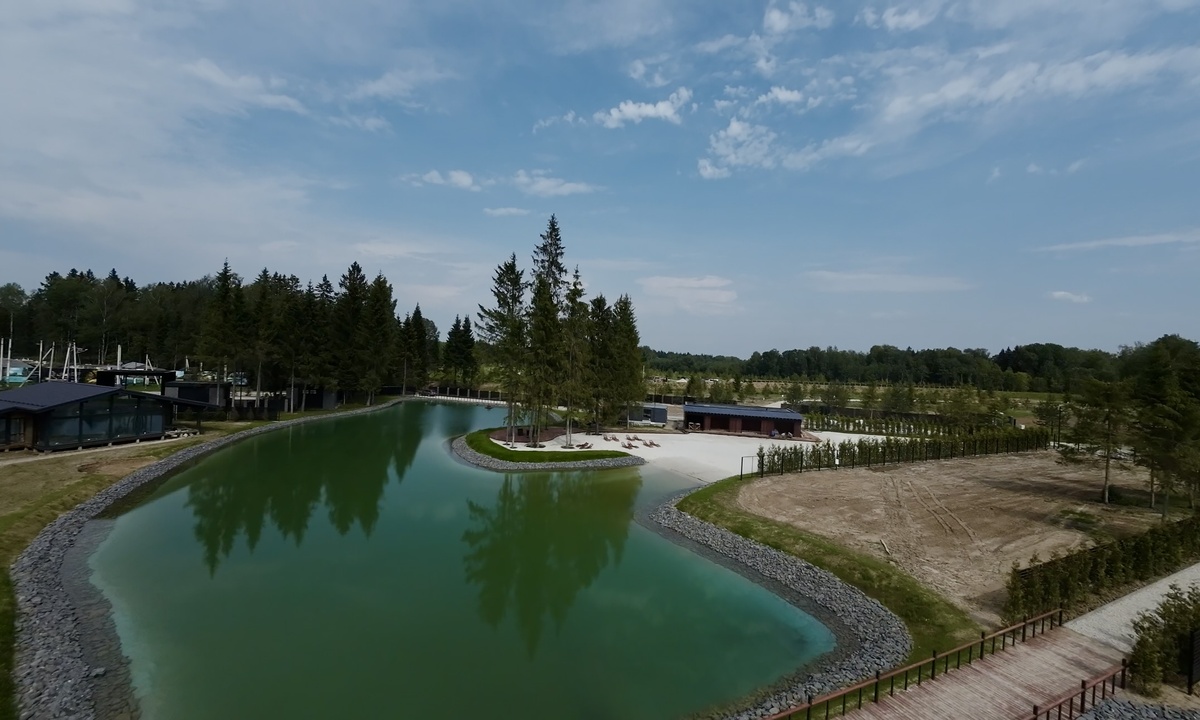 Пляжная зона с выходом к бирюзовой воде