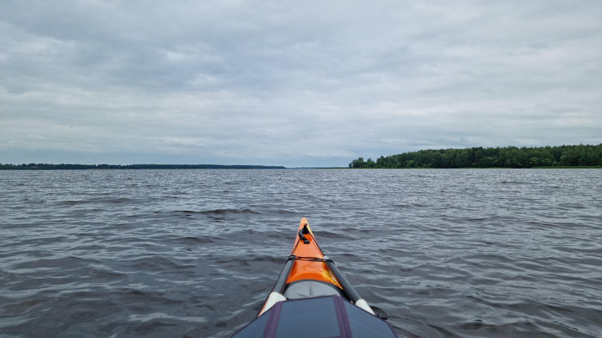 Сегодня Волга решила, что я слишком расслабился. Ветер бил прямо в лоб, а волны, перехлёстывая через нос, устраивали мне незапланированный душ.