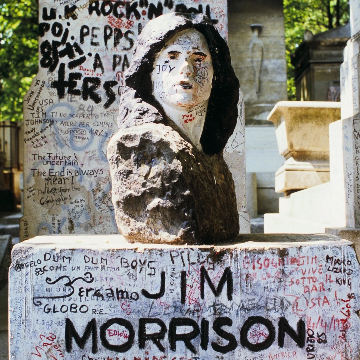 В таком виде бюст Джима Моррисона стоял на его могиле