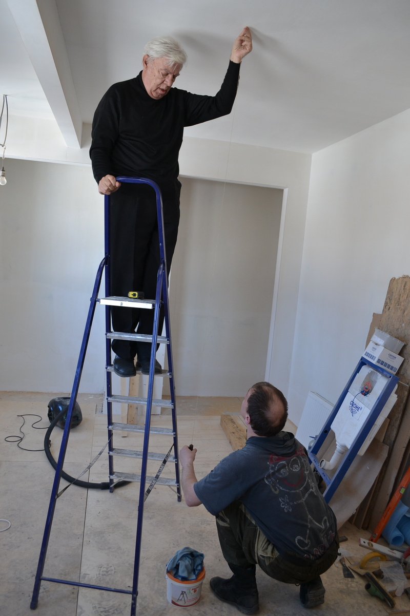 Мой отец и муж планируют подвесную конструкцию в спальне