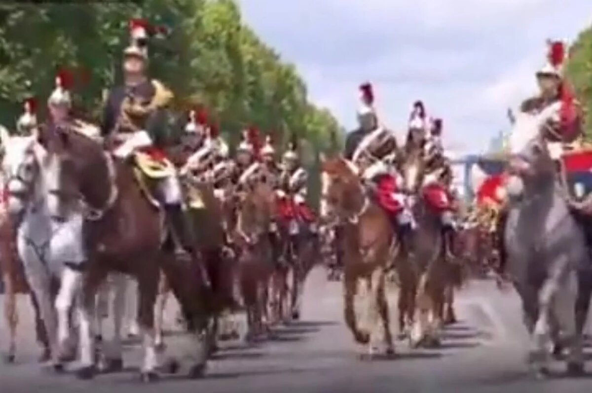    Французские солдаты дважды опозорились во время главного парада в Париже