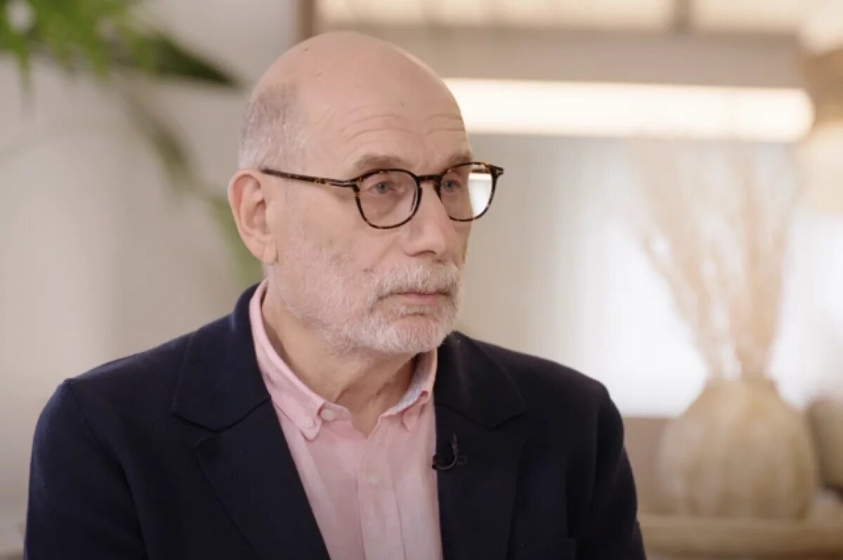    Писателя Акунина заочно приговорили к 14 годам колонии