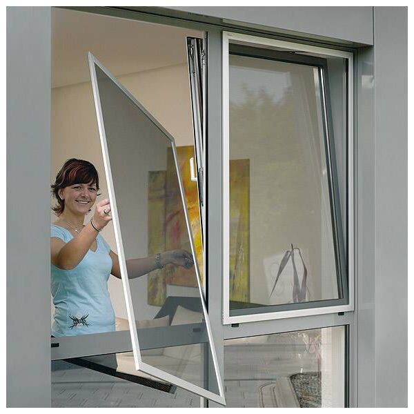 Большинство москитных сеток защищают от комаров и других насекомых, но часто бесполезны для кошек