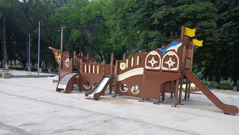    В парке Предгорного округа установлен игровой комплекс в форме 13-метрового корабля, а также созданы площадки для баскетбола, волейбола и воркаута Фото: Администрация Предгорного округа