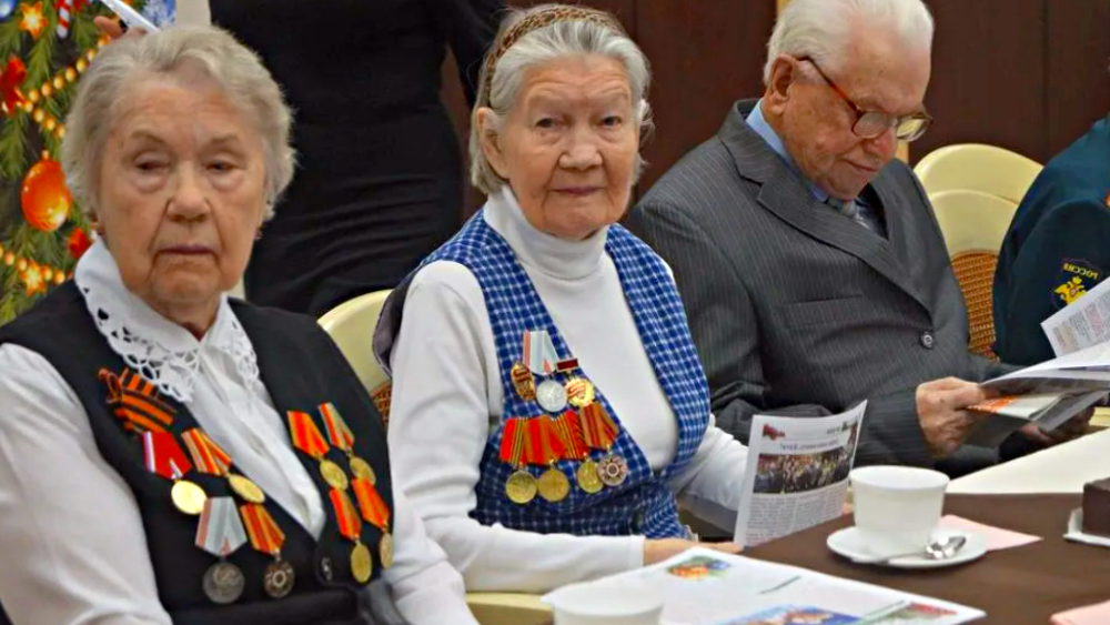 Почетное звание "Ветеран труда":  особенности получения, полный обзор по льготам и выплатам в 2025 году