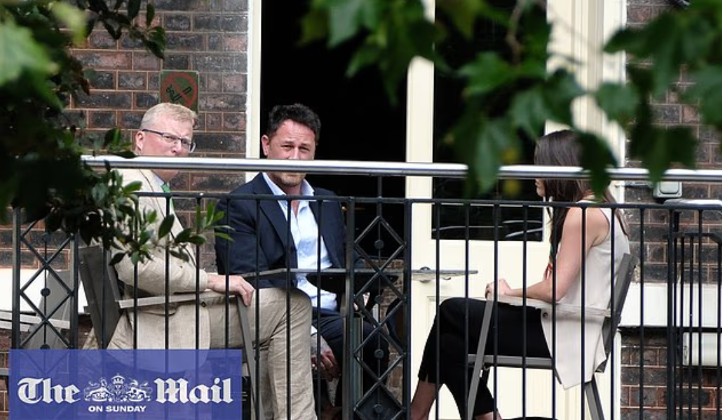 «Тайная встреча» представителей Сассекских и короля, которая стала публичным шоу. Принц Гарри и Меган Маркл против всех