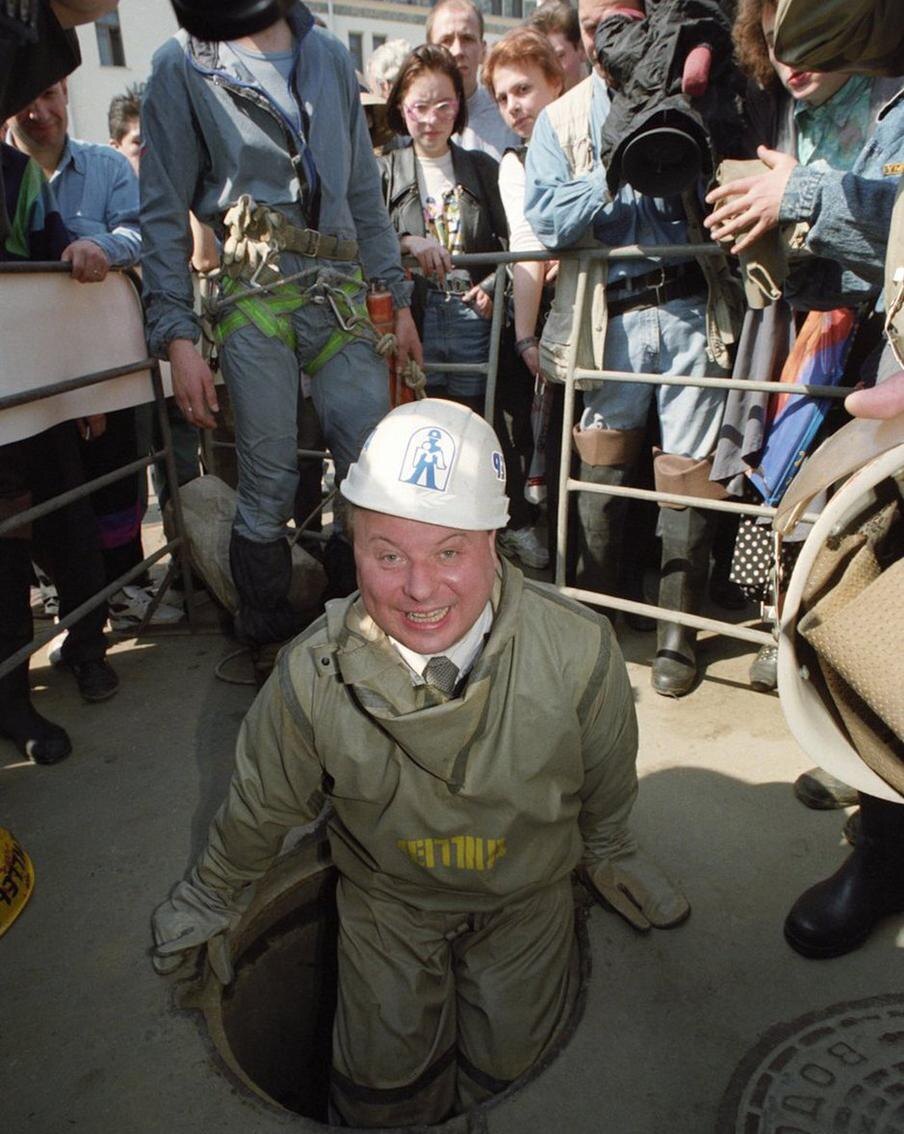 Егор Гайдар легко согласился на предложение диггеров прогуляться под землёй в центре Москвы. 1995 год. @Юрий Феклисто