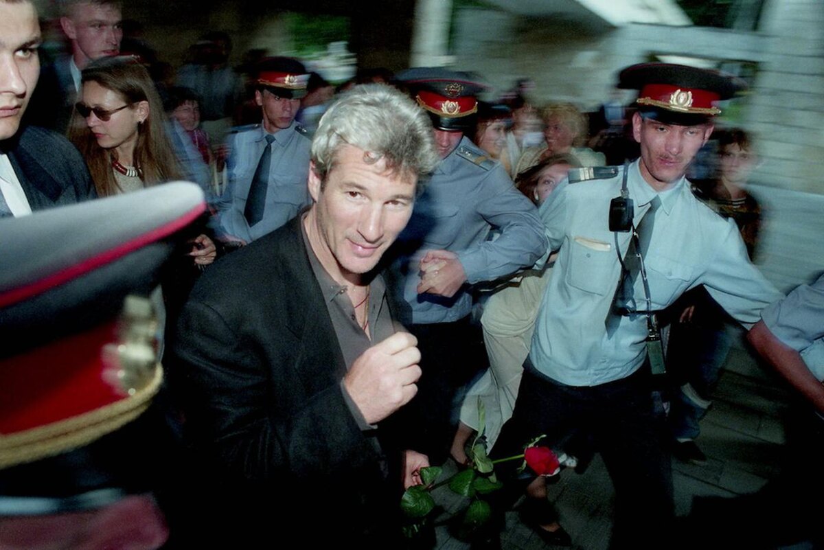 Снимок с Ричардом Гиром получился необычным по композиции: милиционеры словно встали вокруг него в хоровод. @Юрий Феклистов.