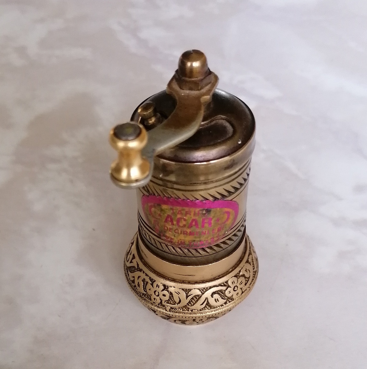 Заправляю одновременно с чёрным ещё и душистый перец. Высота мельнички около 10 см