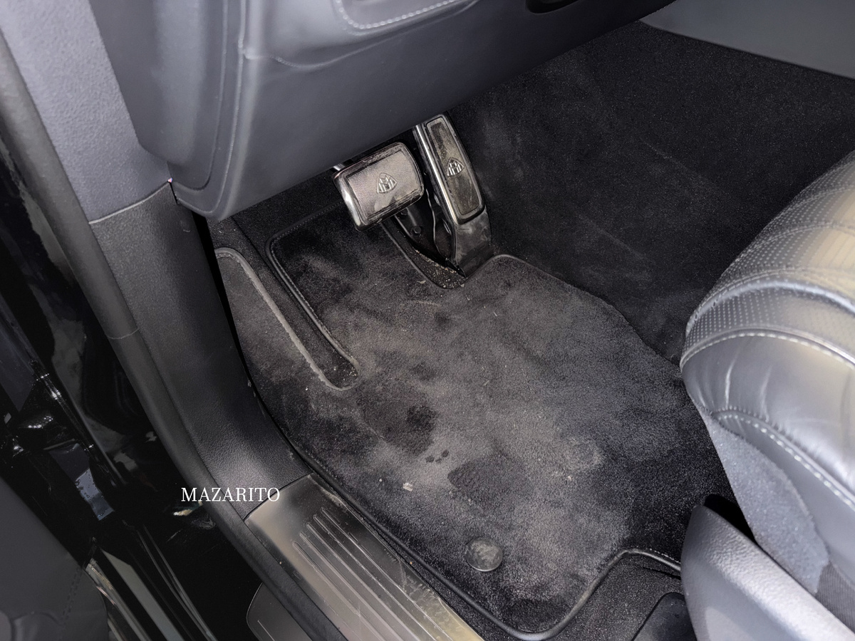 На фото штатные коврики в GLS Maybach - пример того, как быть НЕ должно.
