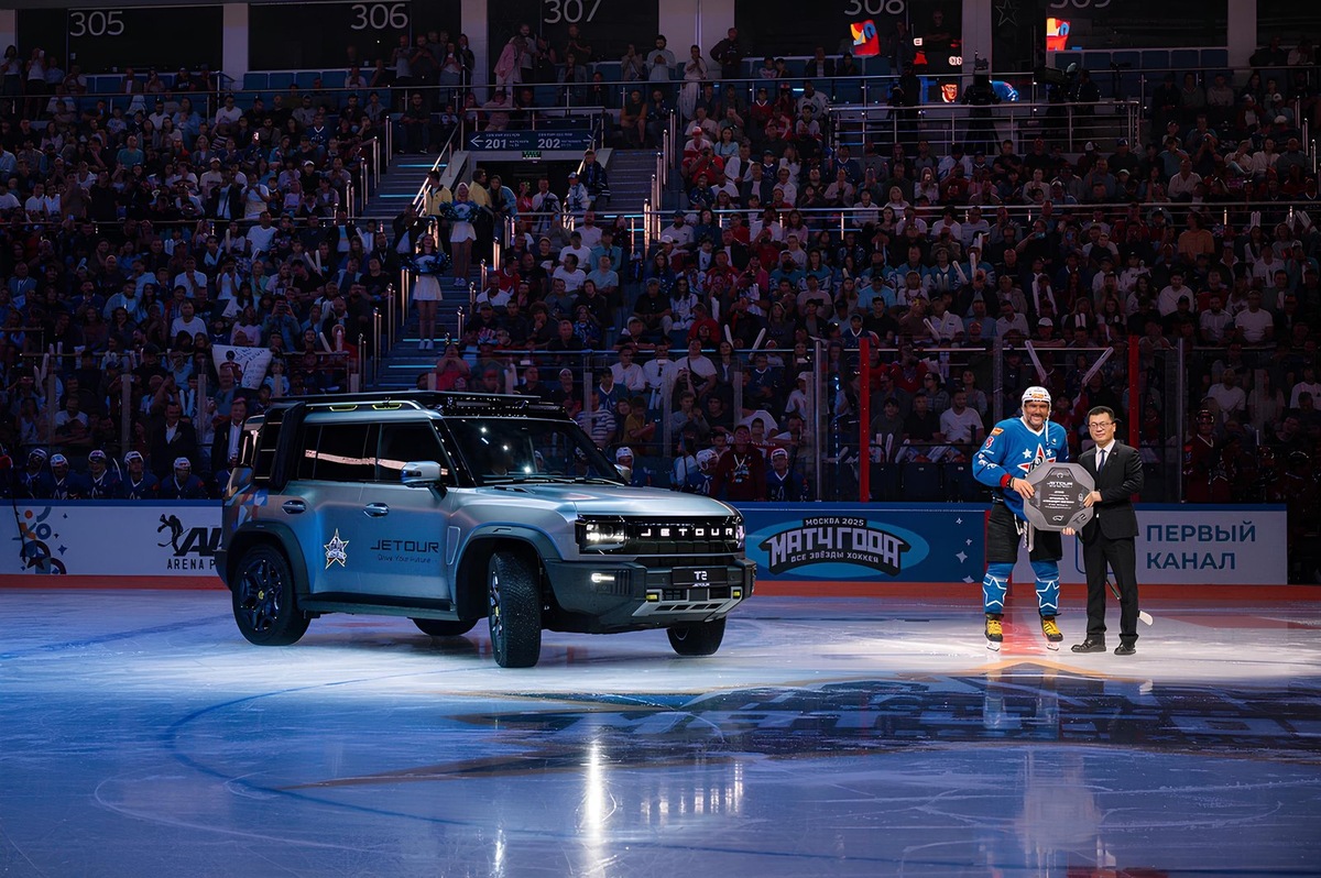    Директор «Джетур Мотор Рус» Ли Цян лично вручил ключи от машины в знак уважения к достижениям Александра Овечкина