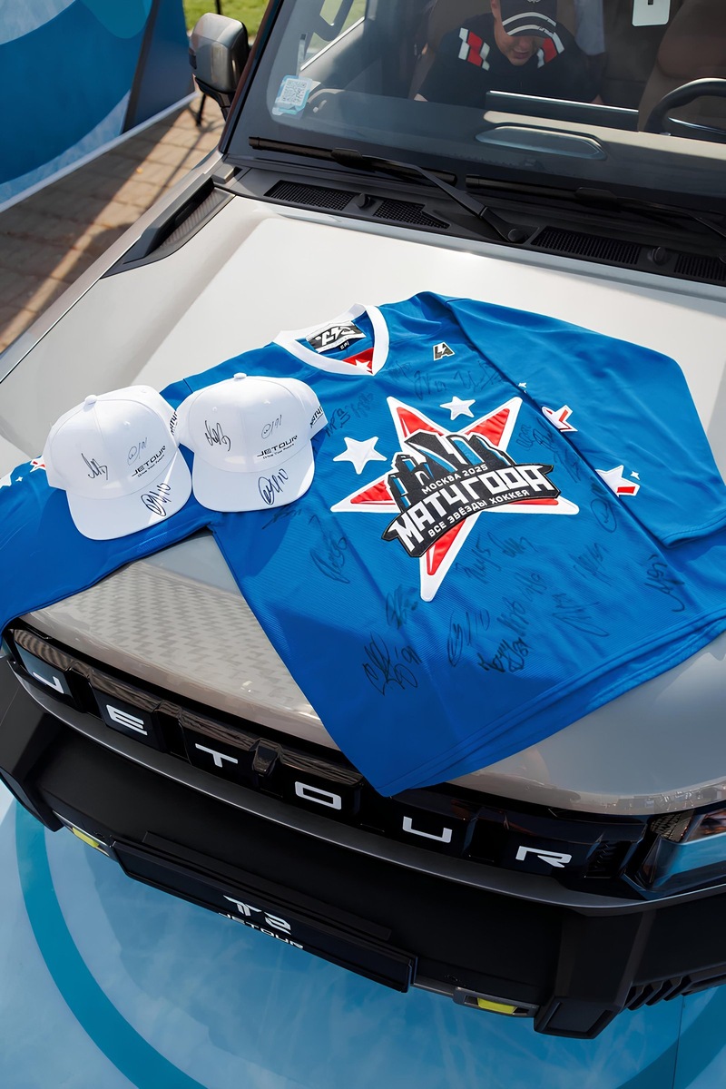    Награждение хоккеиста состоялось перед благотворительным поединком «Матч года​​»