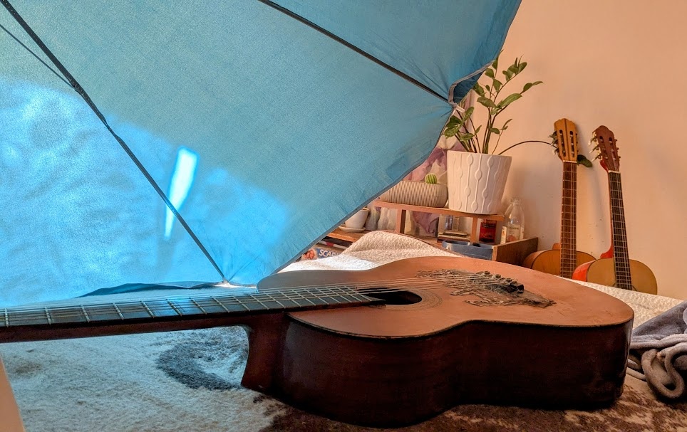 Зонт, который экранирует поток холодного воздуха из кондиционера. Фото автоа