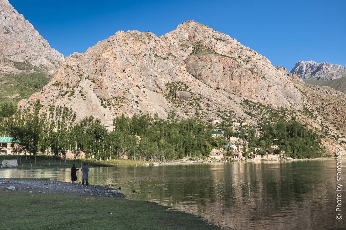 Южный берег Маргузорского озера, кишлак Маргузор, завернутый в сеть рыбак, второй с удочкой, в халате, похожем на пальто