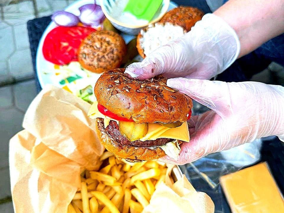 Бургеры на гриле в Резеденции Фарадеи                                                       (с) Надежда Билецкая