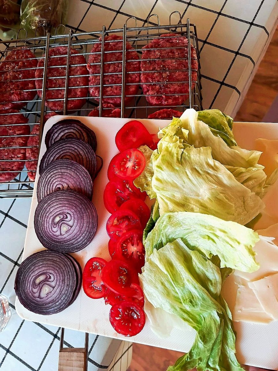 Бургеры на гриле в Резеденции Фарадеи