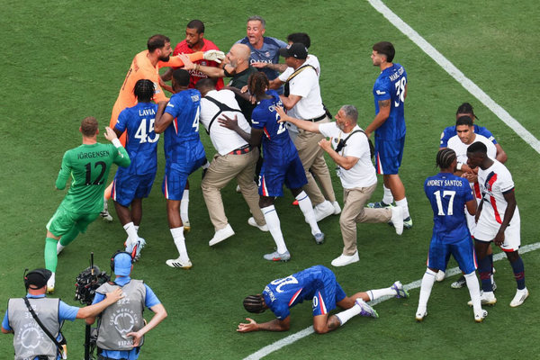 Уже после финального свистка, когда игроки «Челси» праздновали победу, футболисты ПСЖ устроили драку. Конфликт начался из – за спора Невеша с Педро.