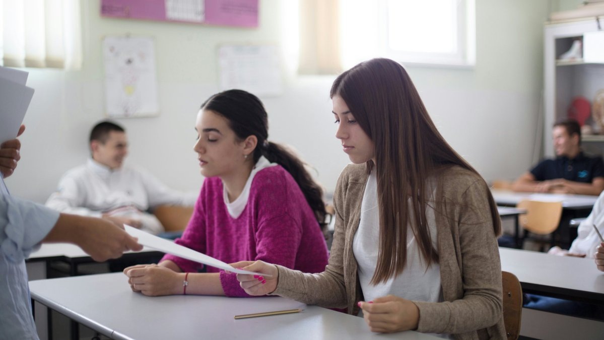 По данным Минпросвещения только треть школьников идет в 10 класс. 
