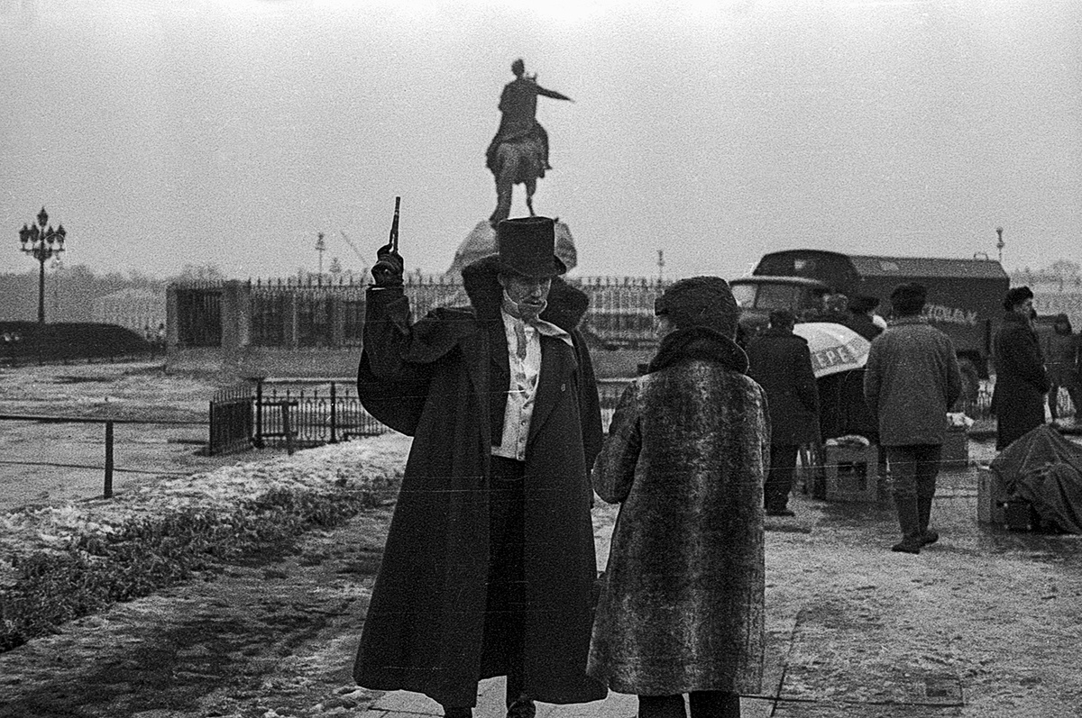 На этом кадре Каховский, кажется, репетирует сцену выстрела