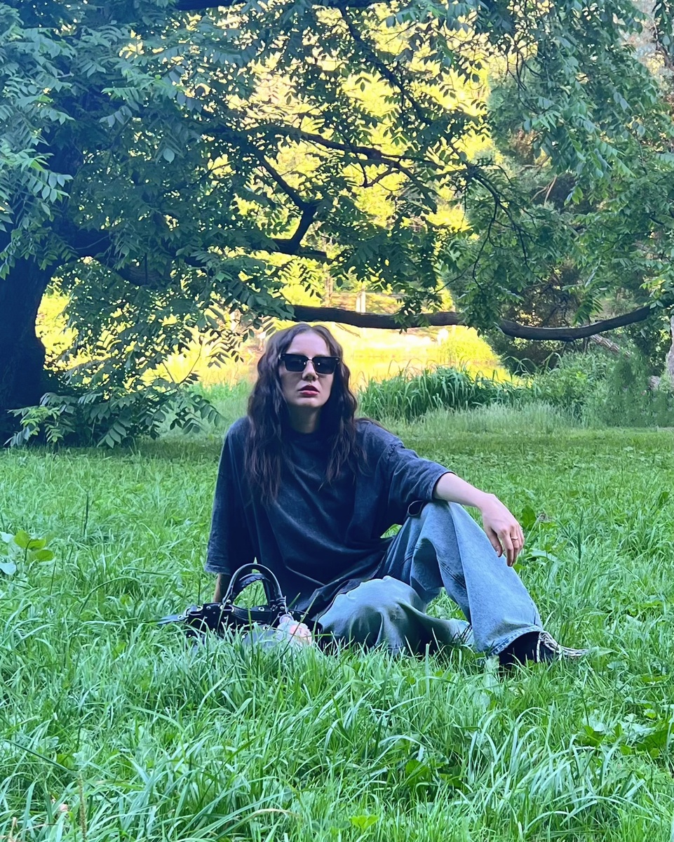 Сейчас впервые полюбила себя, обрела душевное спокойствие и начала отращивать волосы