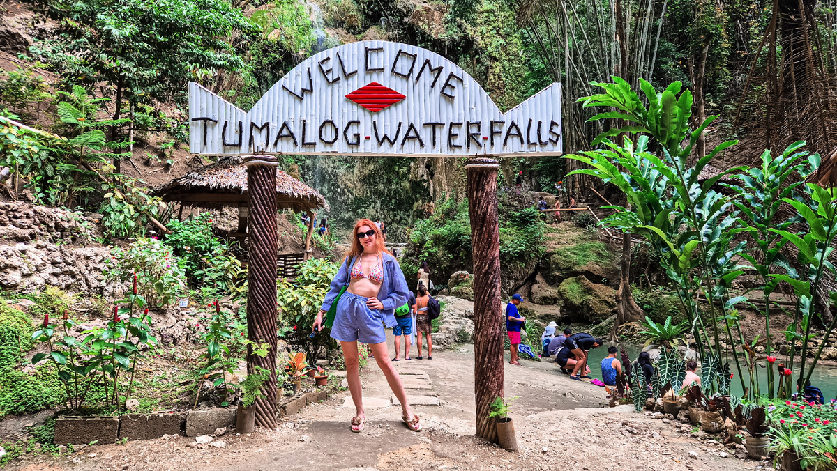 Так оформлен вход на водопад