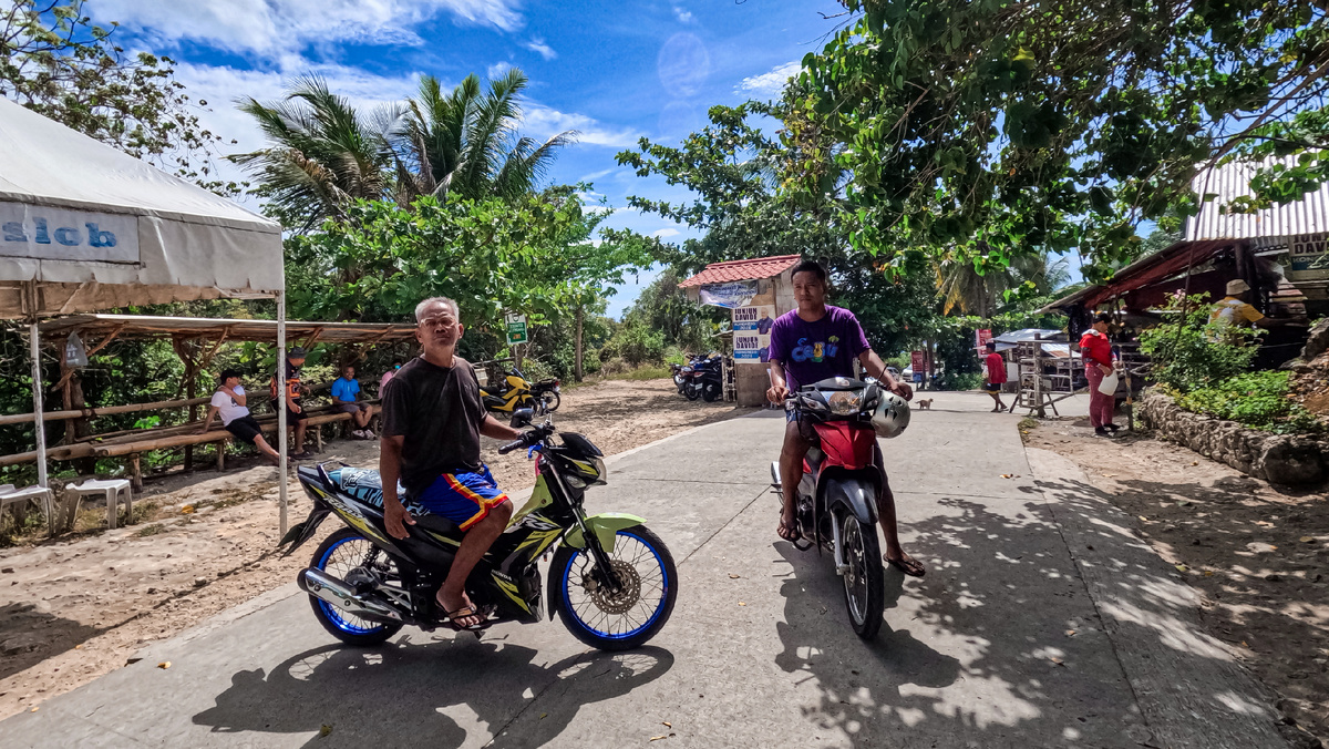 Ребята, которые довезли нас на мотобайках до водопада 