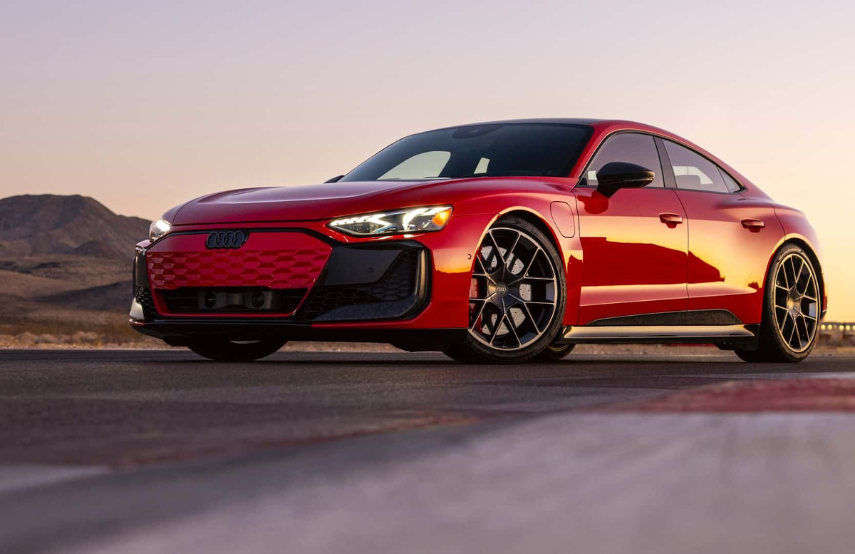 Плюсы этого седана от Ауди: абсурдная мощность, эффективная активная подвеска, убойный внешний вид