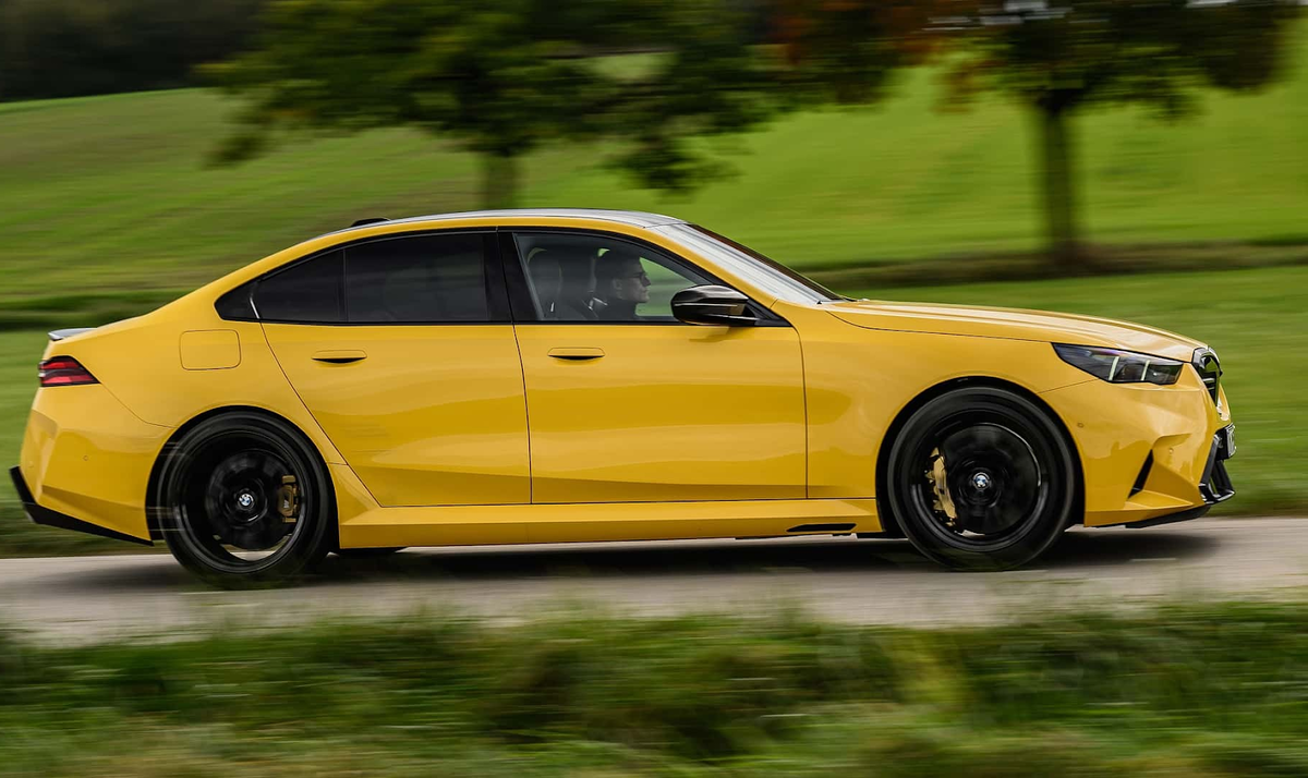 Один из лучших седанов – BMW M5 с гибридной силовой установкой