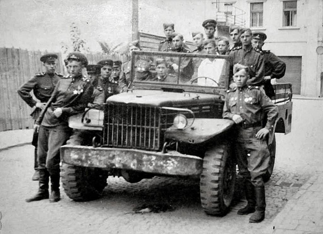 Бойцы Красной Армии с "джипом-переростком" WC 51. Из открытых источников
