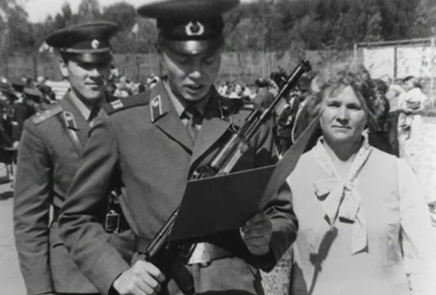  Артурас Сакалаускас принимает присягу. Рядом его мать. Фото из интернета.