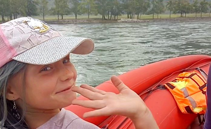 Переправа занимает минут пять вместе с залезть/вылезти в/из лодки