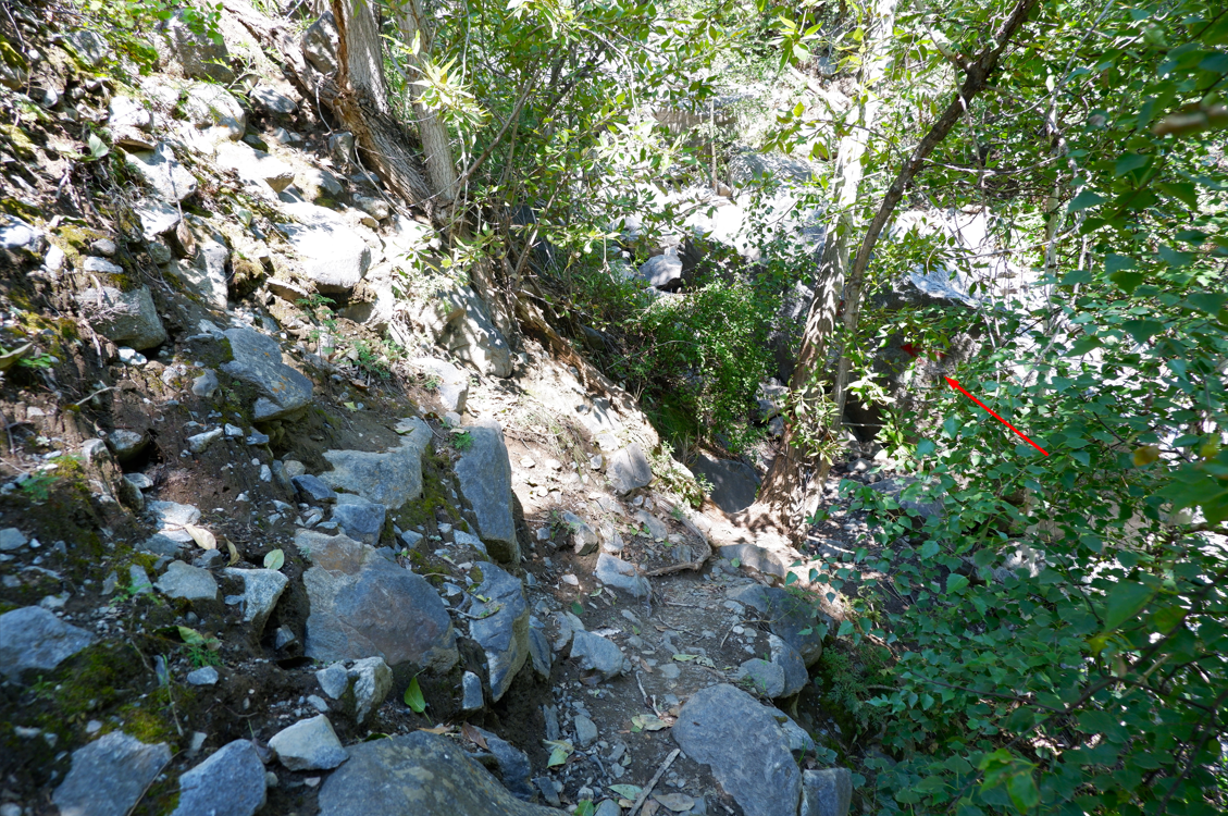 Стрелочкой обозначила стрелочку на камне, показывающую поворот налево