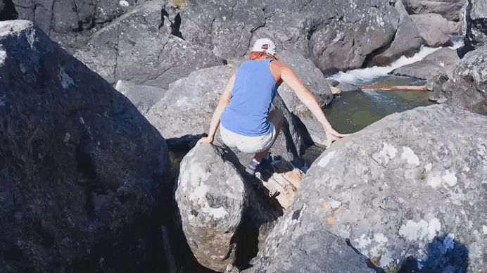 Справа бревнышко видите? Вот по нему я пыталась переползти на другой камень