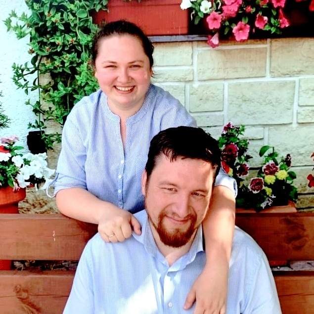 Это мы, Светлана и Алексей, начинающие деревенские кролиководы 🐇😀