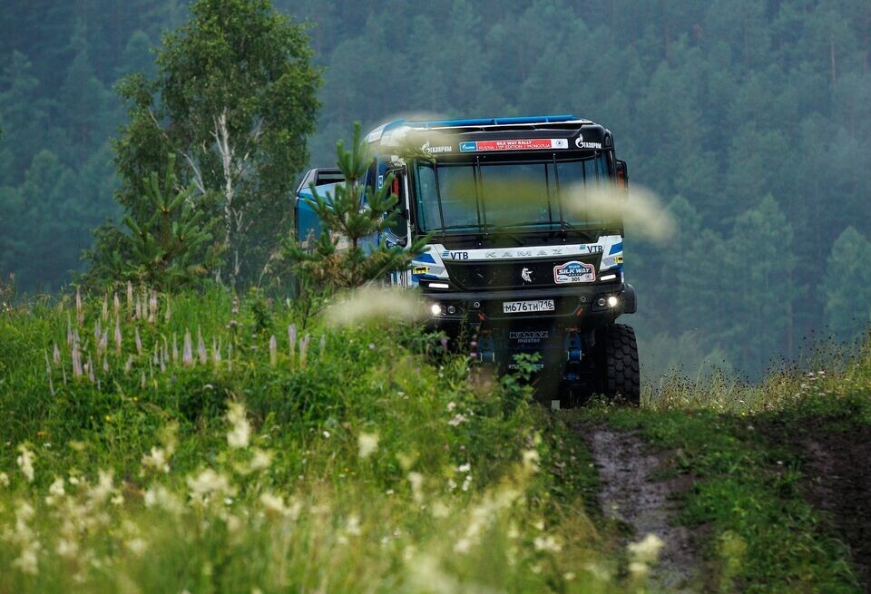    КАМАЗ объяснил поломку двух грузовиков на 3-м этапе «Шелкового пути-2025» КАМАЗ-мастер