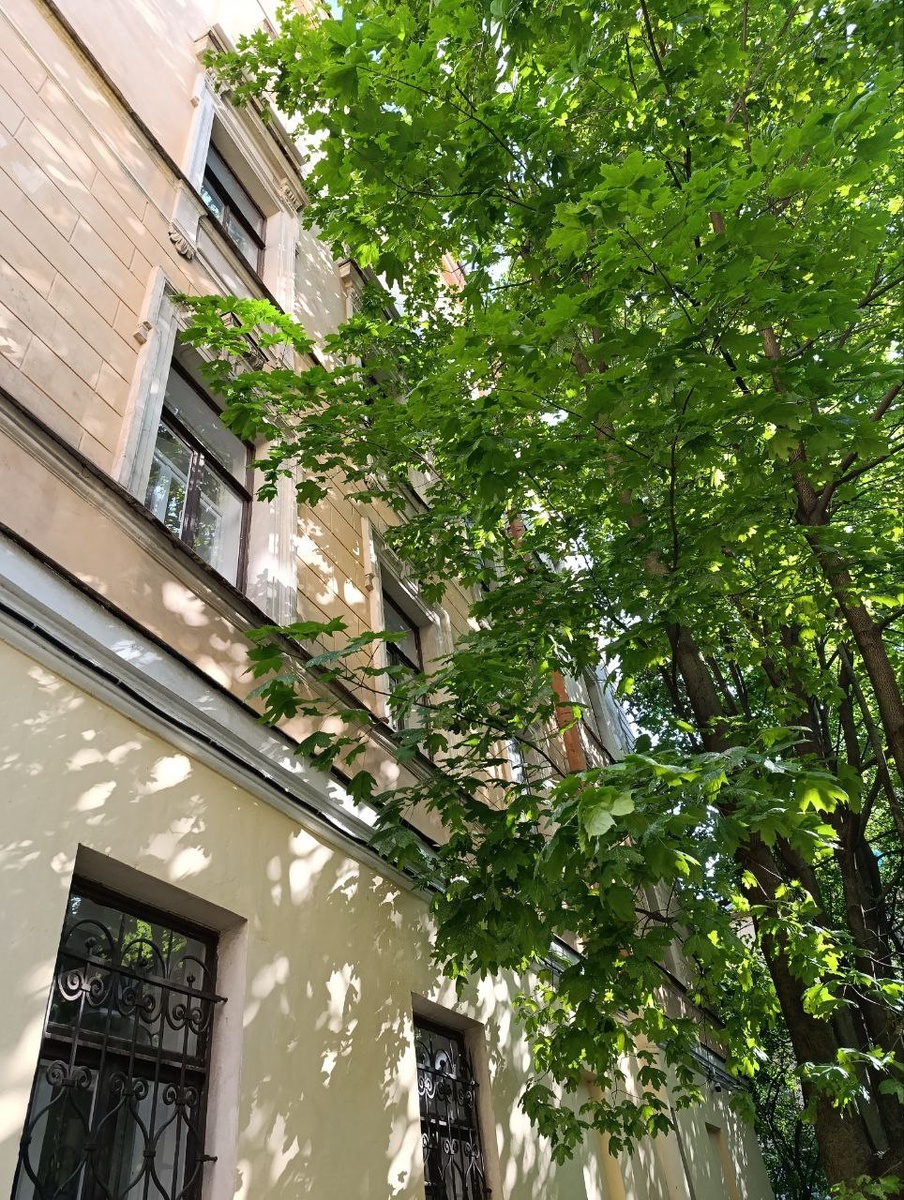 На третьем этаже